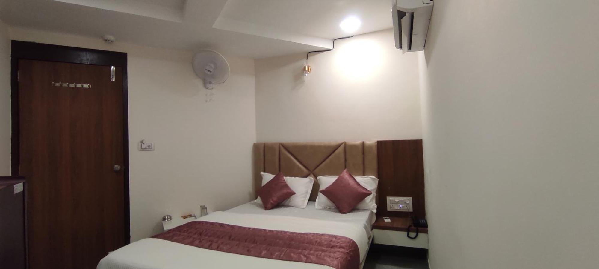 Hotel Earth Inn, Subhash Bridge, Rto Circle, Ahmedabad Exterior photo