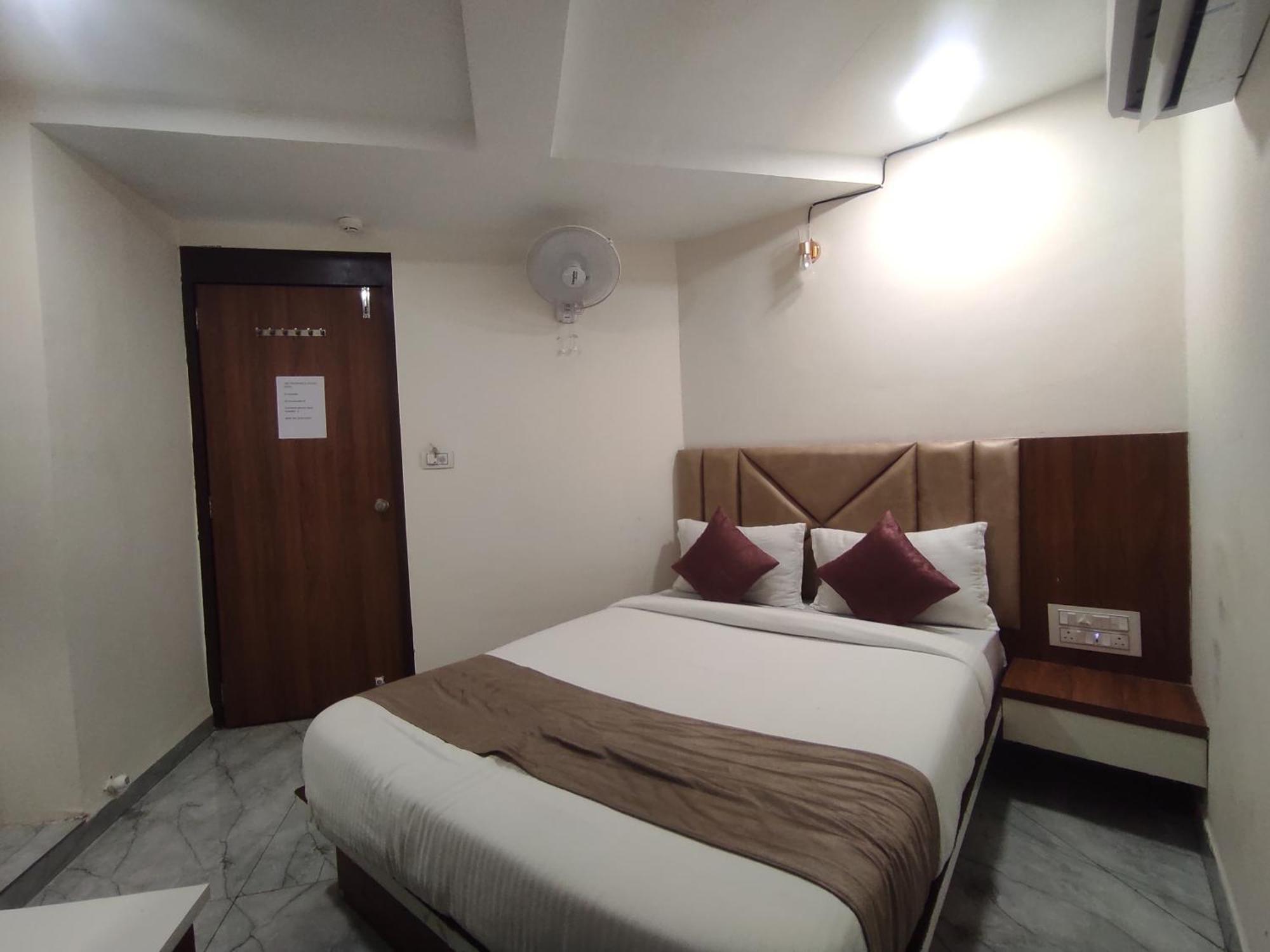 Hotel Earth Inn, Subhash Bridge, Rto Circle, Ahmedabad Exterior photo