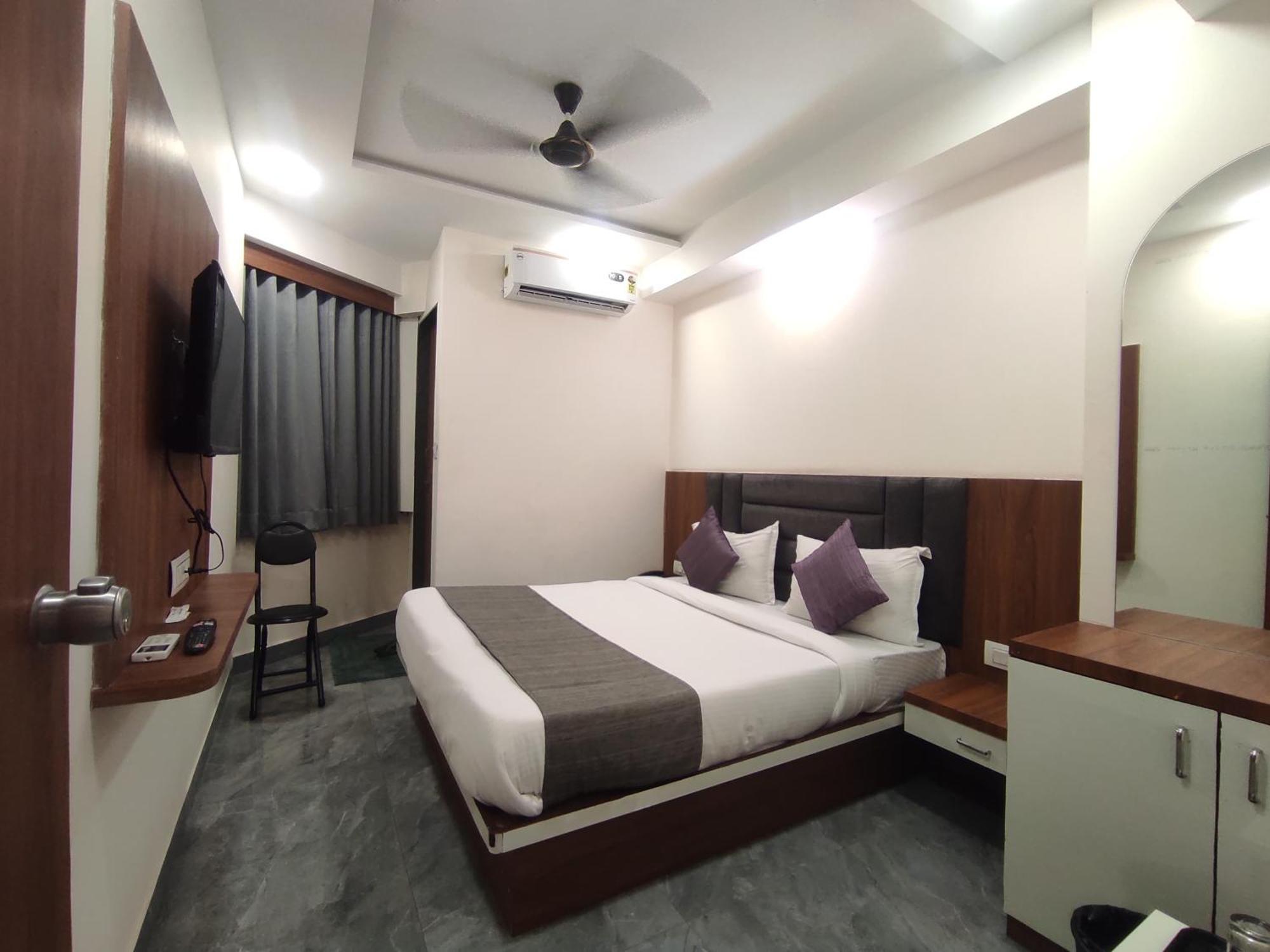 Hotel Earth Inn, Subhash Bridge, Rto Circle, Ahmedabad Exterior photo